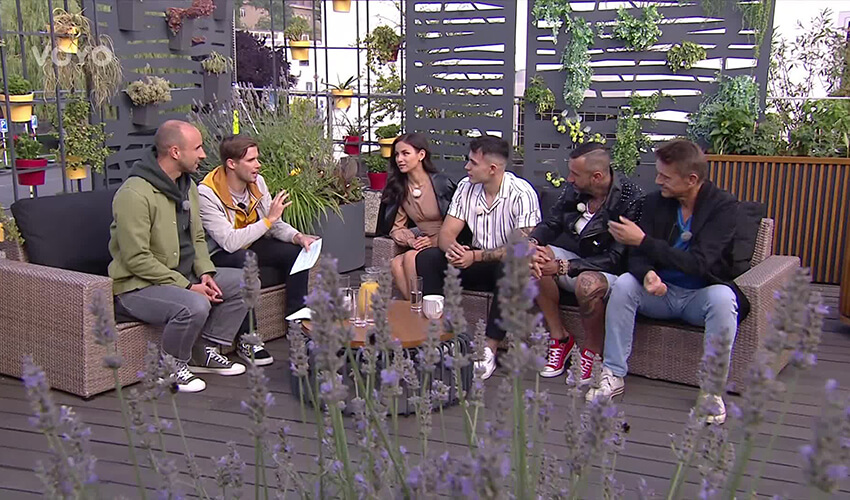 Emoce, líbačky a postelové scény.